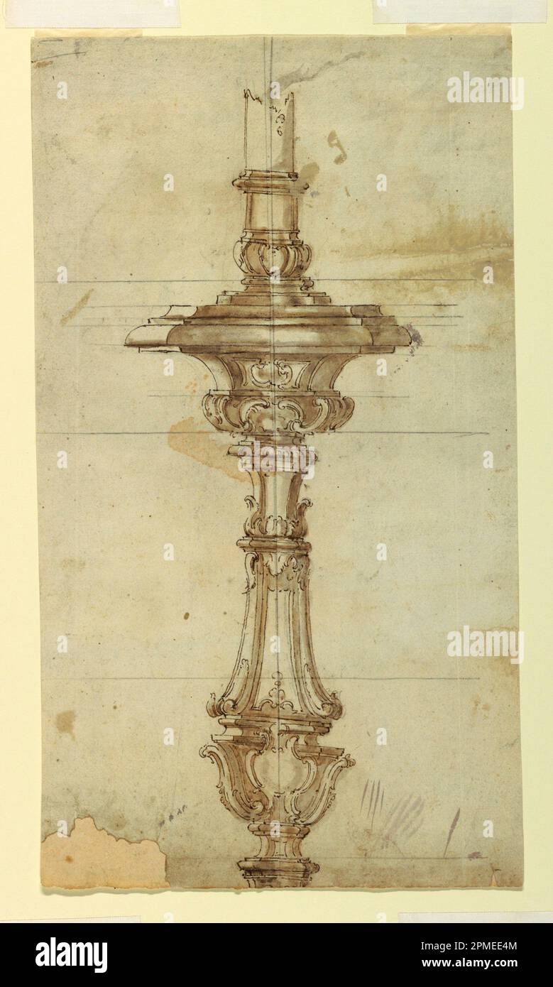 Disegno, Design per una candela d'Argento; attribuito a Giuseppe Gagliardi (1697 – 1749), Giovanni Bettati (circa 1700 – 1777); Italia; inchiostro marrone e penna, lavaggio marrone, supporto in gesso nero: Carta bianca; 38,5 x 21,8 cm (15 3/16 x 8 9/16 in.) Tappetino: 91,4 x 71,1 cm (36 x 28 pollici) Foto Stock