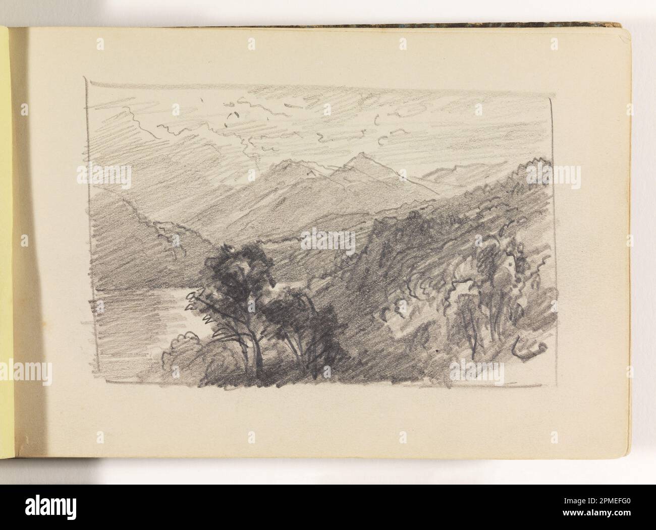 Libro di schizzo Folio, Paesaggio con alberi e montagne; William Trost Richards (americano, 1833–1905); USA; grafite su carta color panna, rilegato; 12,8 x 19,2 cm (5 1/16 x 7 9/16 pollici) Immagine: 8,8 x 13,4 cm (3 7/16 x 5 1/4 pollici) Foto Stock