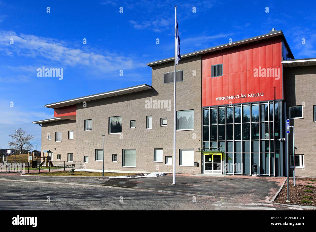 La moderna scuola elementare Kirkonkylän koulu, Perniö, è stata completata nell'agosto del 2022. Perniö, Salo, Finlandia. Aprile 9, 2023. Foto Stock