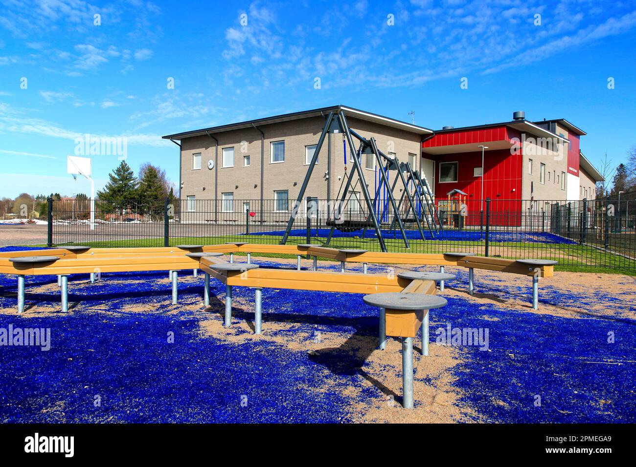 La moderna scuola elementare Kirkonkylän koulu e il cortile sportivo per il fitness e le attività ricreative dei bambini. Perniö, Salo, Finlandia. Aprile 9, 2023. Foto Stock