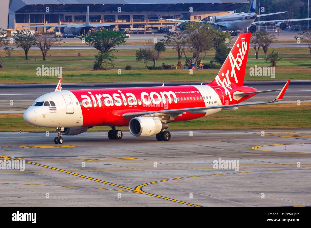Bangkok, Thailandia - 14 febbraio 2023: Aereo AirAsia Airbus A320 all'aeroporto Don Mueang di Bangkok (DMK) in Thailandia. Foto Stock