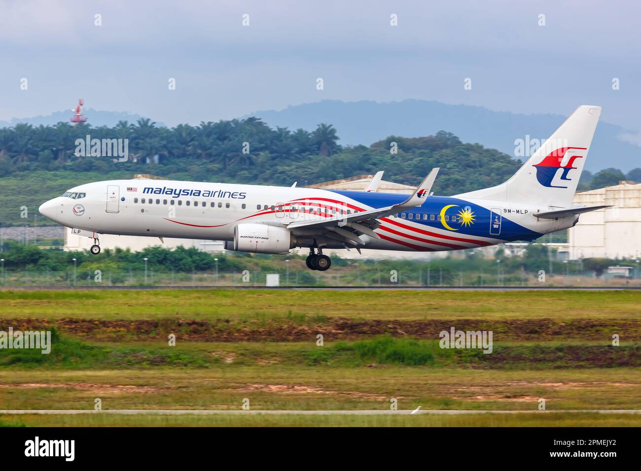 Kuala Lumpur, Malesia - 5 febbraio 2023: Aereo Boeing 737-800 della Malaysia Airlines all'aeroporto di Kuala Lumpur (KUL) in Malesia. Foto Stock