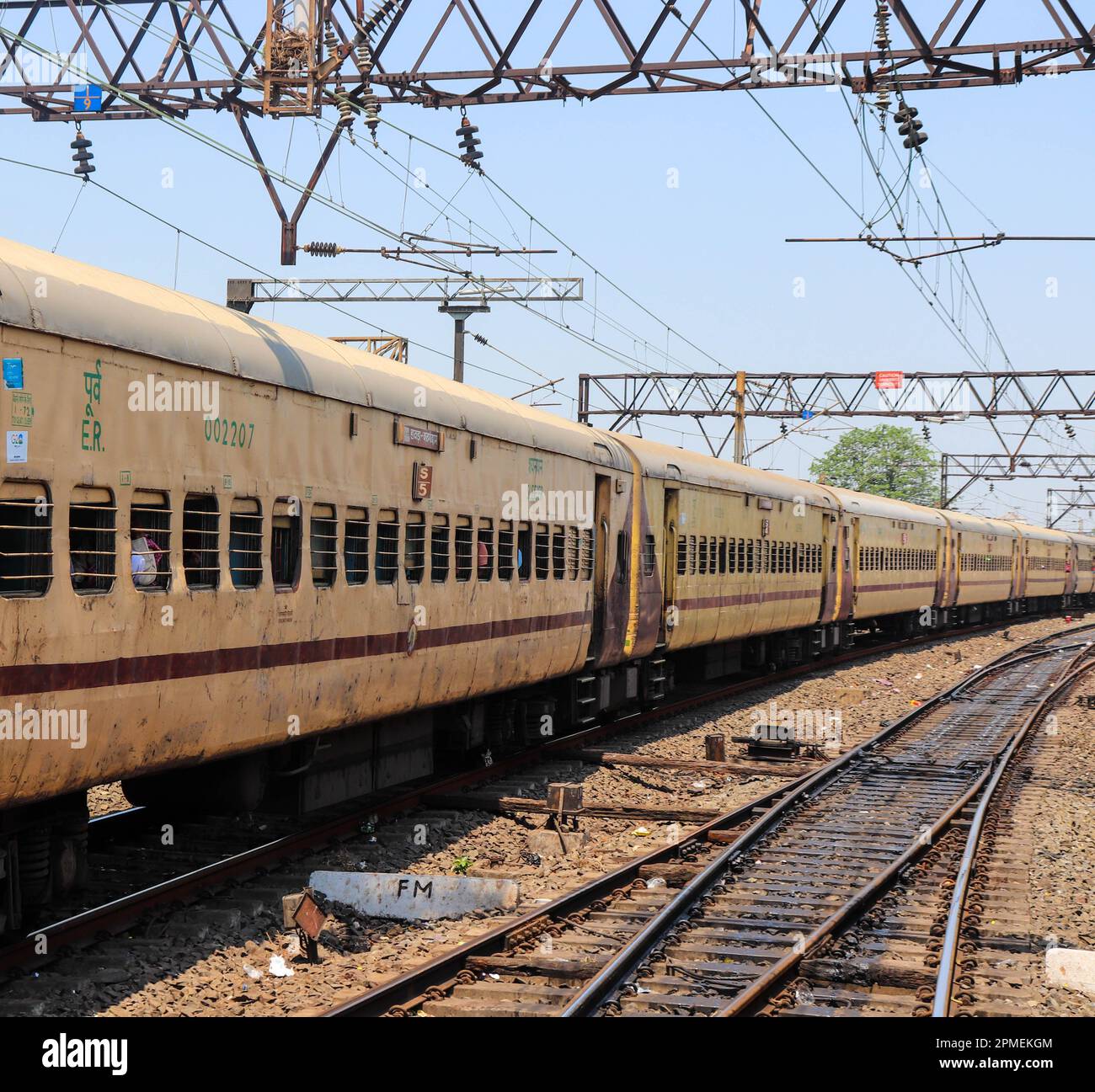 Treno con binario ferroviario. Treno con la linea ferroviaria. Treno ferroviario Indiano moderno con binario ferroviario e vano elettrico. Viaggio in treno. Foto Stock