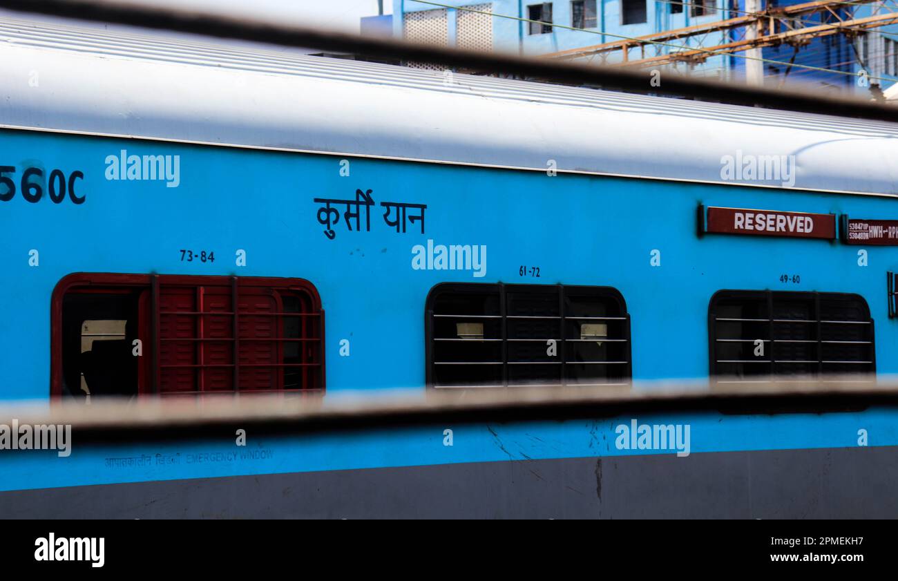 Bellissimo treno moderno. Incredibile servizio ferroviario India moderno. Treno di colore blu. Treno riservato. Foto Stock