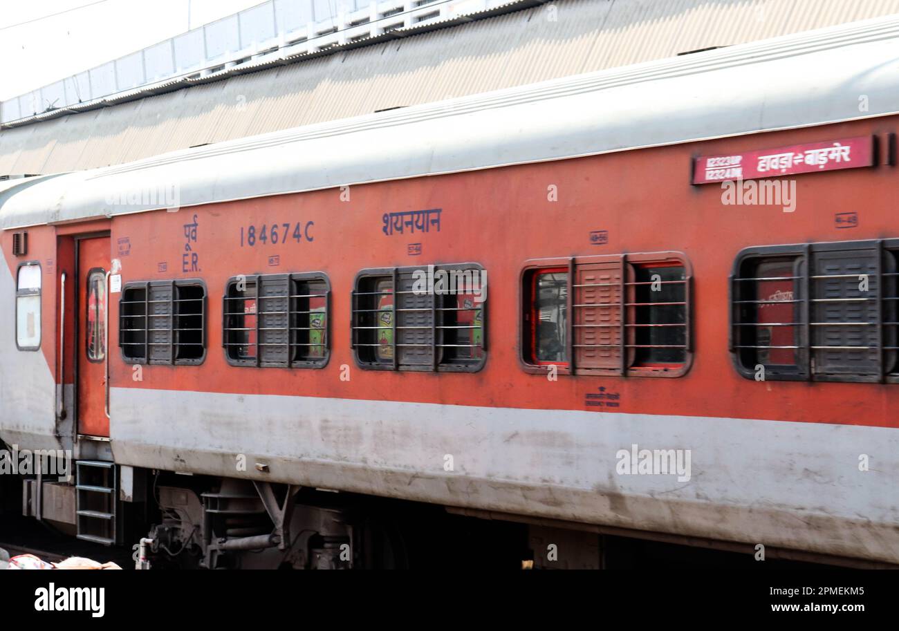 Treno in piedi ad una stazione. Moderno treno Indiano di colore Rosso al binario della Stazione di Howrah. Bel nuovo treno rosso. Foto Stock