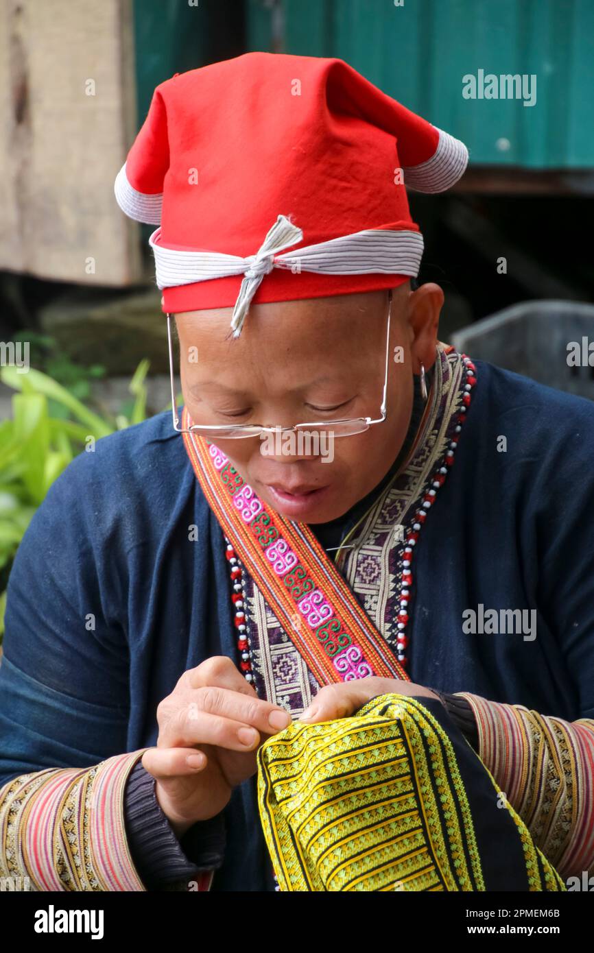 Sapa, Vietnam, signora della comunità Red Dao il popolo Yao (il suo ramo di maggioranza è anche noto come Mien); è una classificazione governativa per vari Foto Stock