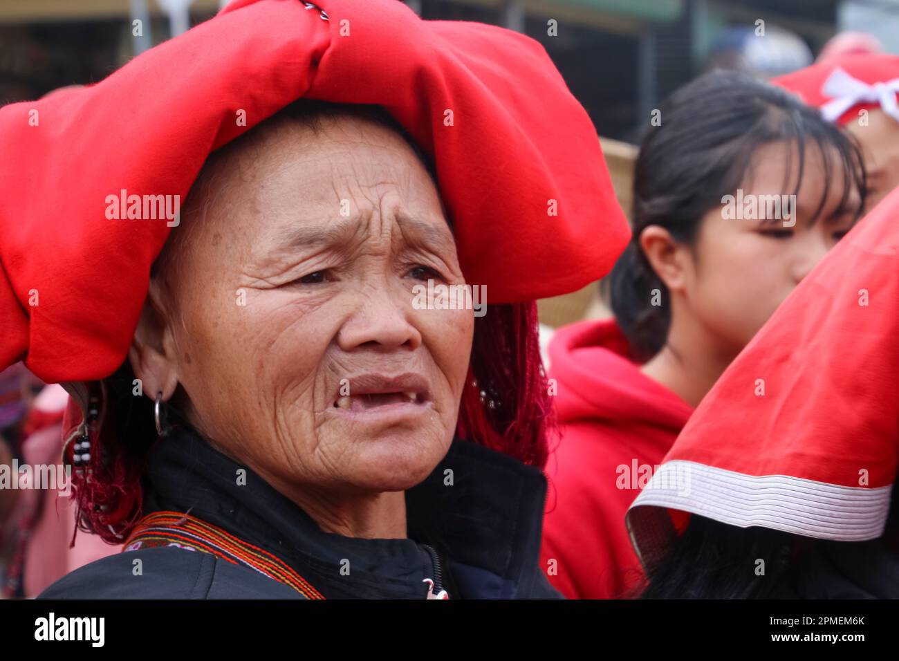 Sapa, Vietnam, signora della comunità Red Dao il popolo Yao (il suo ramo di maggioranza è anche noto come Mien); è una classificazione governativa per vari Foto Stock