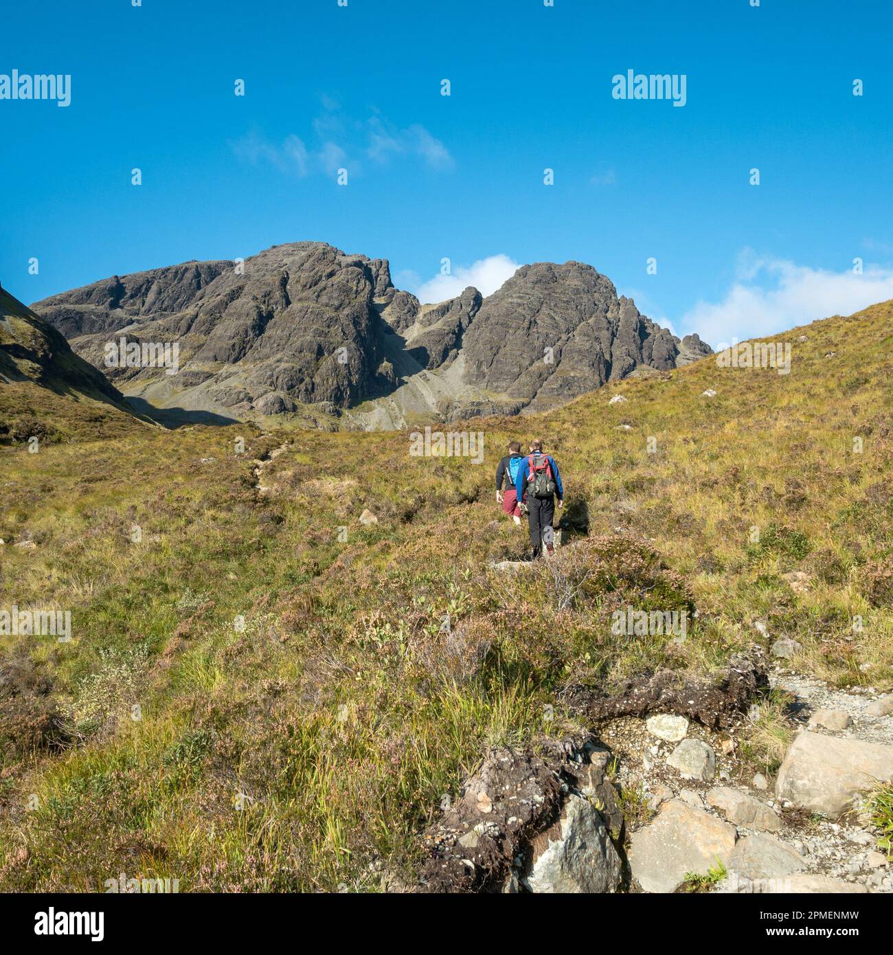 Due escursionisti maschi sulla strada per Blaven (Bla Bheinn e Clach Glas) sulle montagne Black Cuillin sull'isola di Skye, Scozia, Regno Unito Foto Stock