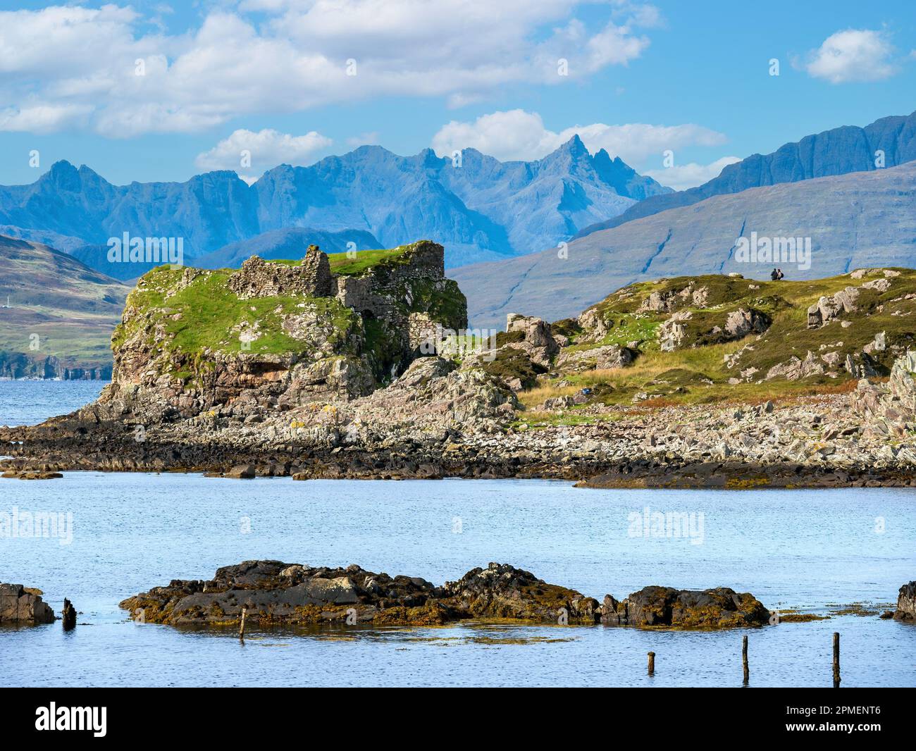 Duncaith (Dun Scaich) rovine del castello a Tokavaig con Black Cuillin Mountain Ridge in lontananza, Isola di Skye, Scozia, Regno Unito. Foto Stock