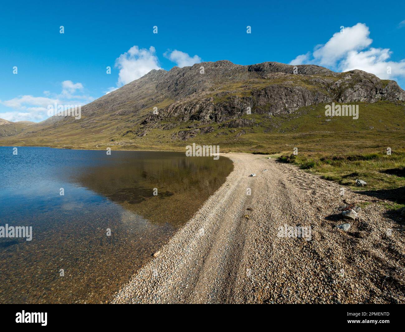 La spiaggia di ciottoli di Loch na Creitheach con il Blaven Beyond, Camasunary, Isola di Skye, Scozia, Regno Unito Foto Stock