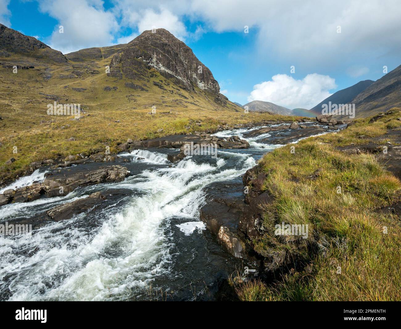 Abhainn Camas Fhionnairigh cascata del fiume con il Hain di Sgurr nelle montagne nere di Cuillin nella distanza, Camasunary, Skye Foto Stock