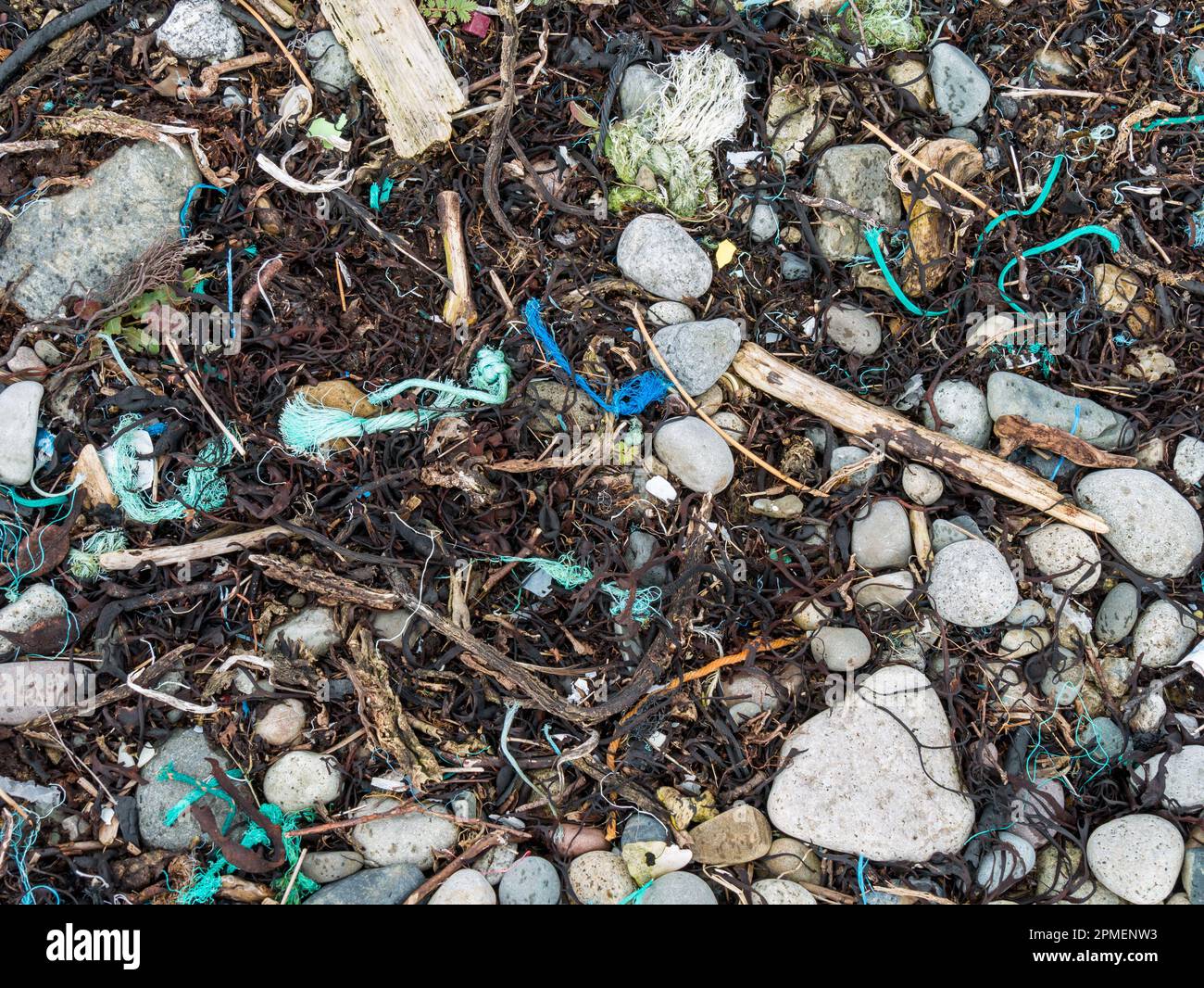 Frammenti di rifiuti di plastica sepolti a Torrin Beach, Isola di Skye, Scozia, Regno Unito Foto Stock