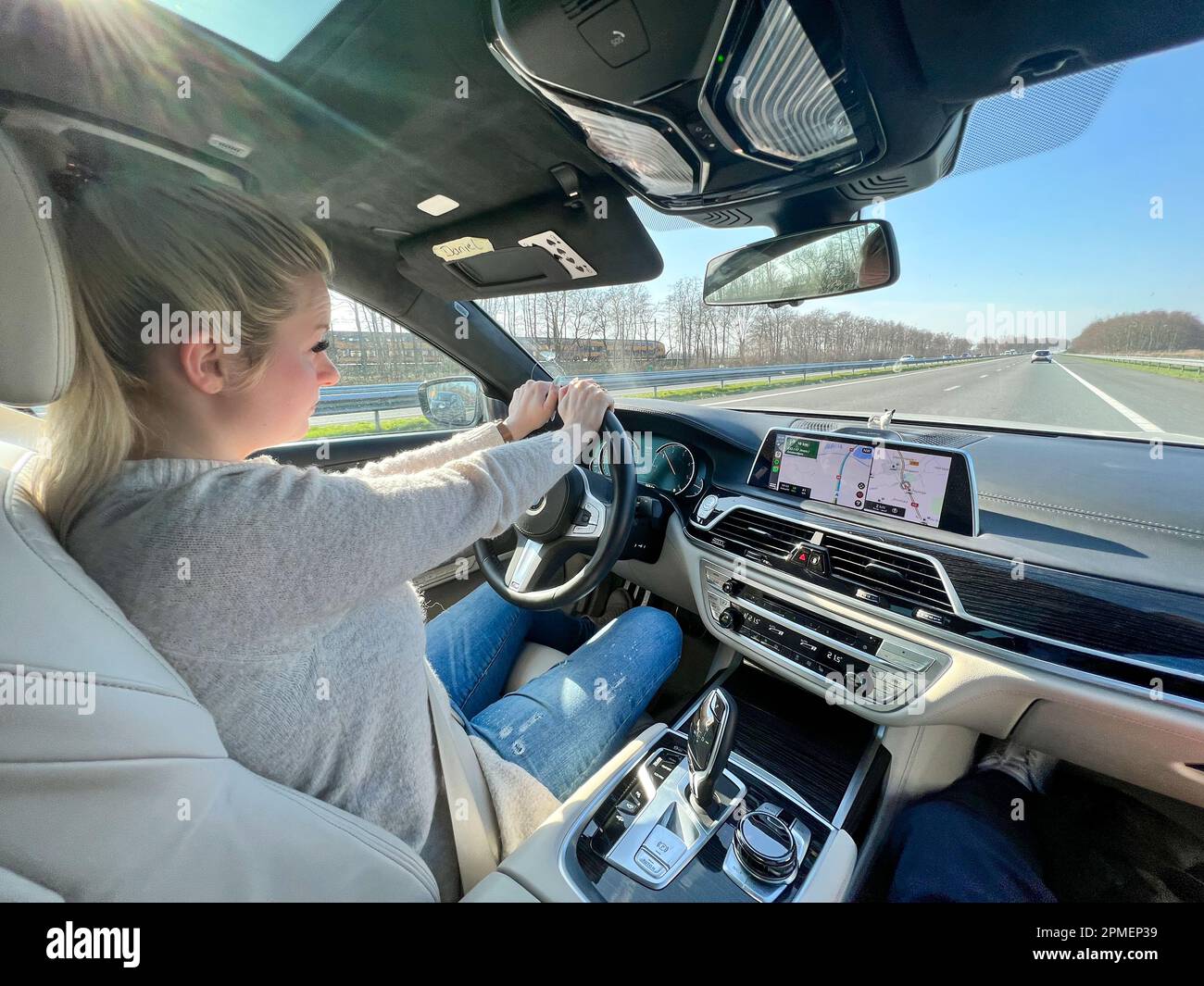 Donna bionda in auto in autostrada Foto Stock