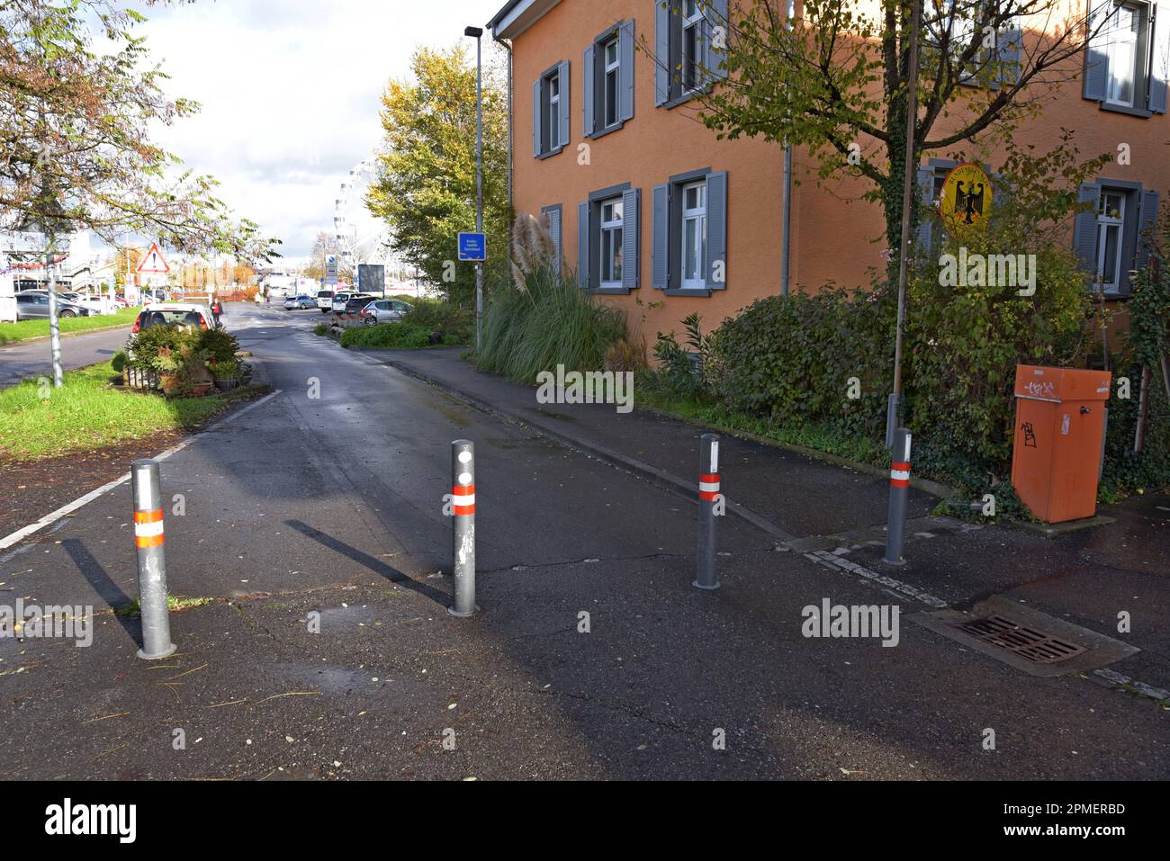 Un piccolo cartello e una strada aperta con solo bollards per segnare la linea di confine sul confine svizzero tedesco a Costanza, novembre 2022 Foto Stock