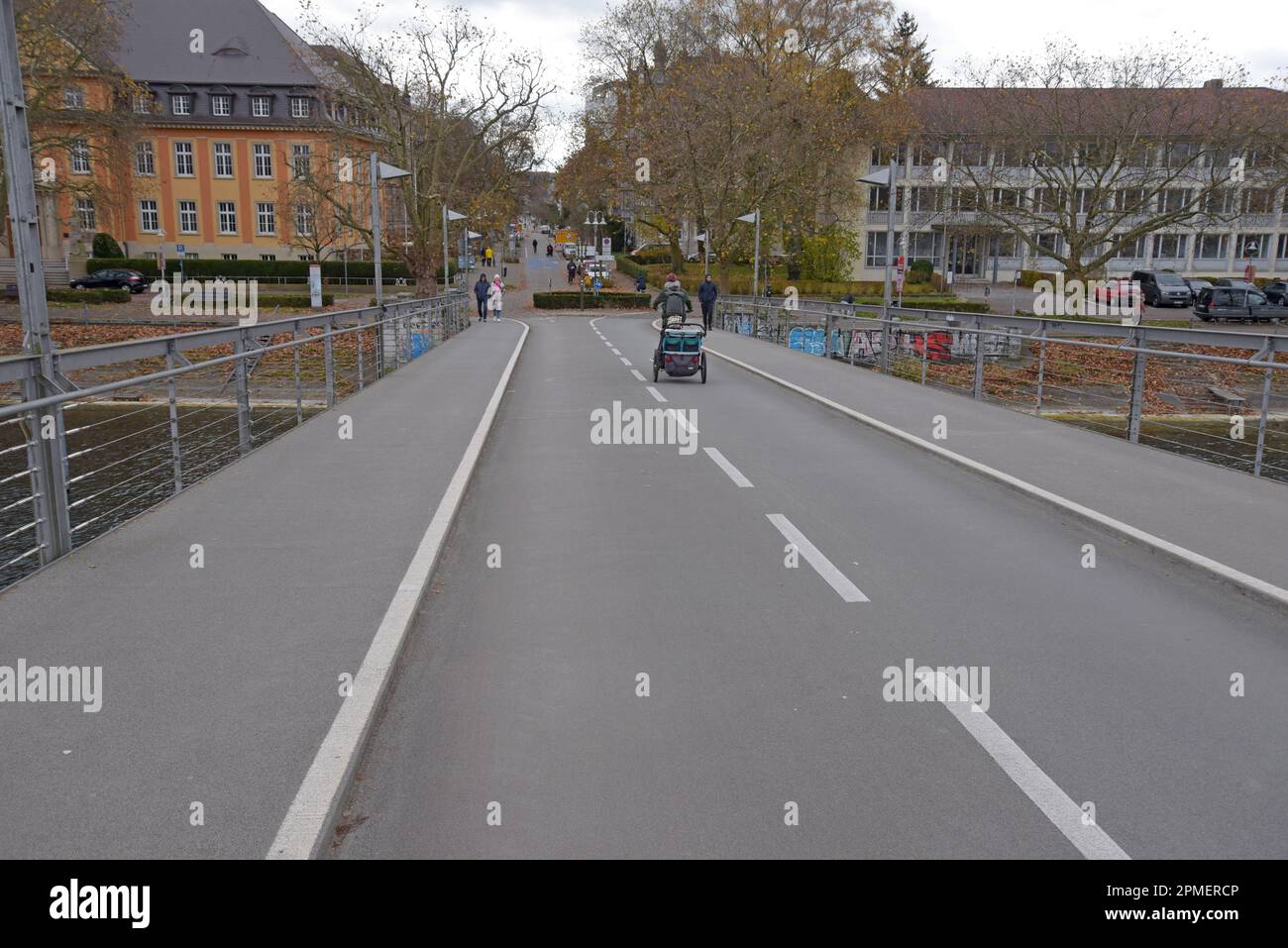 Piste ciclabili e pedonali segregate su un ponte pedonale e ciclista dedicato, a Costanza, Germania, novembre 2022 Foto Stock