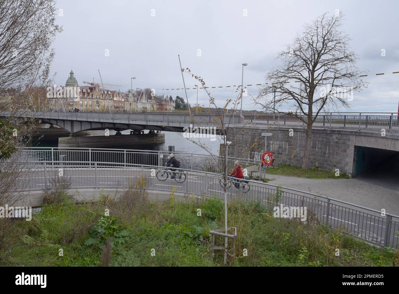 Piste ciclabili segregate e infrastrutture per il ciclismo a Costanza, Germania, novembre 2022 Foto Stock