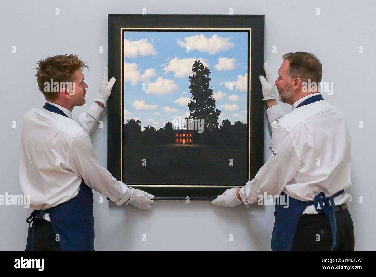 Londra, Regno Unito. 12th Apr, 2023. Lo staff di Sotheby ha tenuto l'Empire des lumieres di Rene Magritte (agosto - settembre 1951) al Sotheby's di Londra, stimato tra i $35 e i $45 milioni di dollari, durante un'anteprima della May Sales Collection. L'asta della May Sales Collection avrà luogo a New York il 16 maggio 2023. (Foto di Steve Taylor/SOPA Images/Sipa USA) Credit: Sipa USA/Alamy Live News Foto Stock