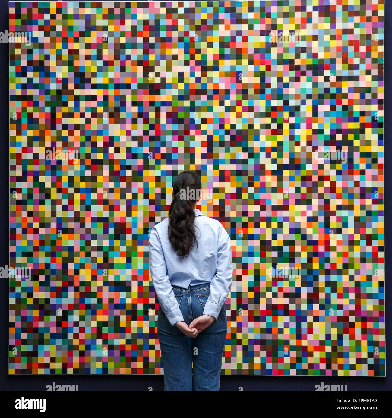 Londra, Regno Unito. 12th Apr, 2023. Il personale di Sotheby vede Gerhard Richter '4096 Farben' (1974) al Sotheby's di Londra, stimato tra i $18 e i $25 milioni di dollari, durante un'anteprima della May Sales Collection. L'asta della May Sales Collection avrà luogo a New York il 16 maggio 2023. (Foto di Steve Taylor/SOPA Images/Sipa USA) Credit: Sipa USA/Alamy Live News Foto Stock