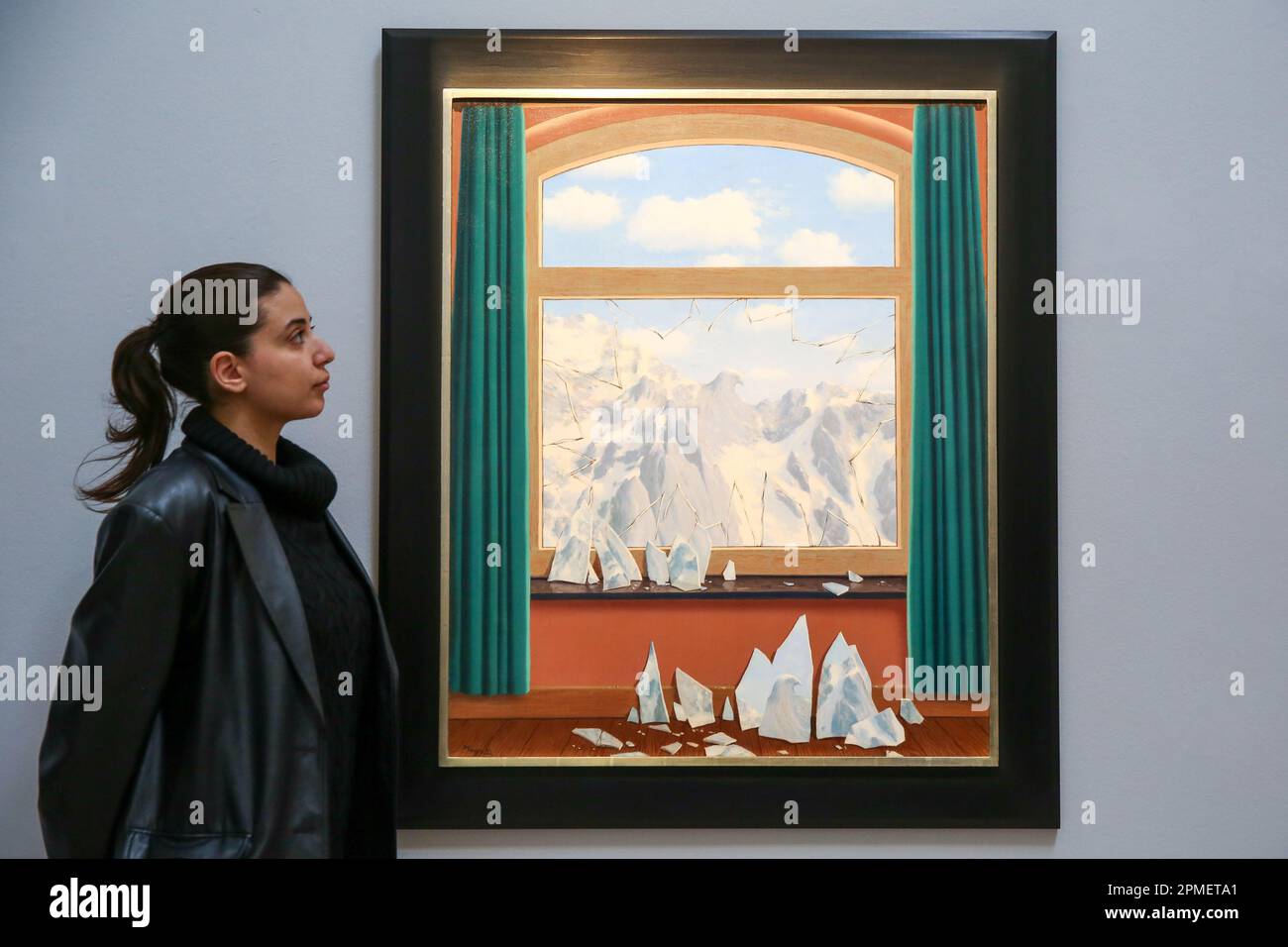 Londra, Regno Unito. 12th Apr, 2023. Il personale di Sotheby vede le Domaine d'Arnheim 1949 di René Magritte al Sotheby's di Londra, stimato tra i $15 e i $25 milioni di dollari, durante un'anteprima della May Sales Collection. L'asta della May Sales Collection avrà luogo a New York il 16 maggio 2023. (Foto di Steve Taylor/SOPA Images/Sipa USA) Credit: Sipa USA/Alamy Live News Foto Stock