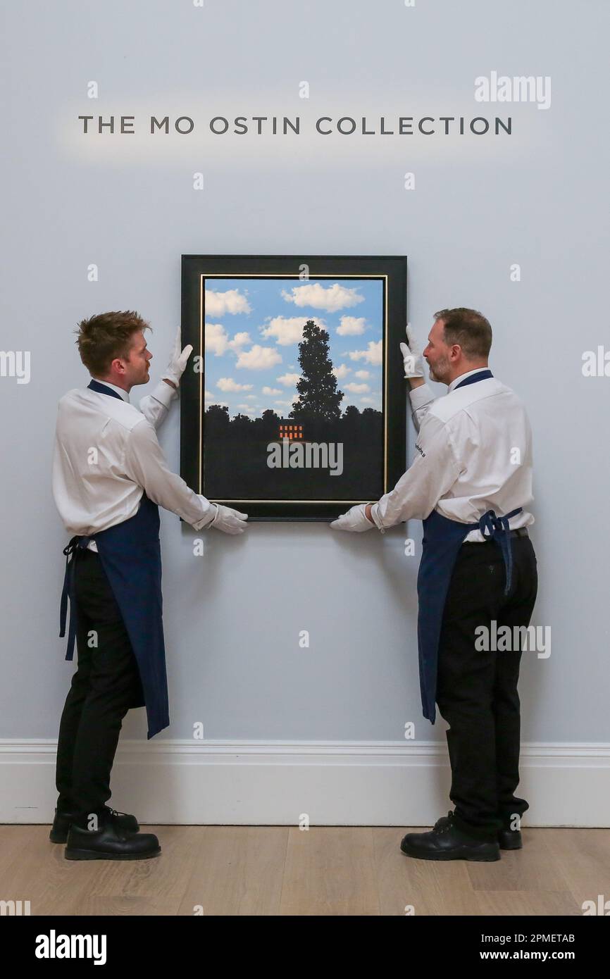 Londra, Regno Unito. 12th Apr, 2023. Lo staff di Sotheby ha tenuto l'Empire des lumieres di Rene Magritte (agosto - settembre 1951) al Sotheby's di Londra, stimato tra i $35 e i $45 milioni di dollari, durante un'anteprima della May Sales Collection. L'asta della May Sales Collection avrà luogo a New York il 16 maggio 2023. (Foto di Steve Taylor/SOPA Images/Sipa USA) Credit: Sipa USA/Alamy Live News Foto Stock