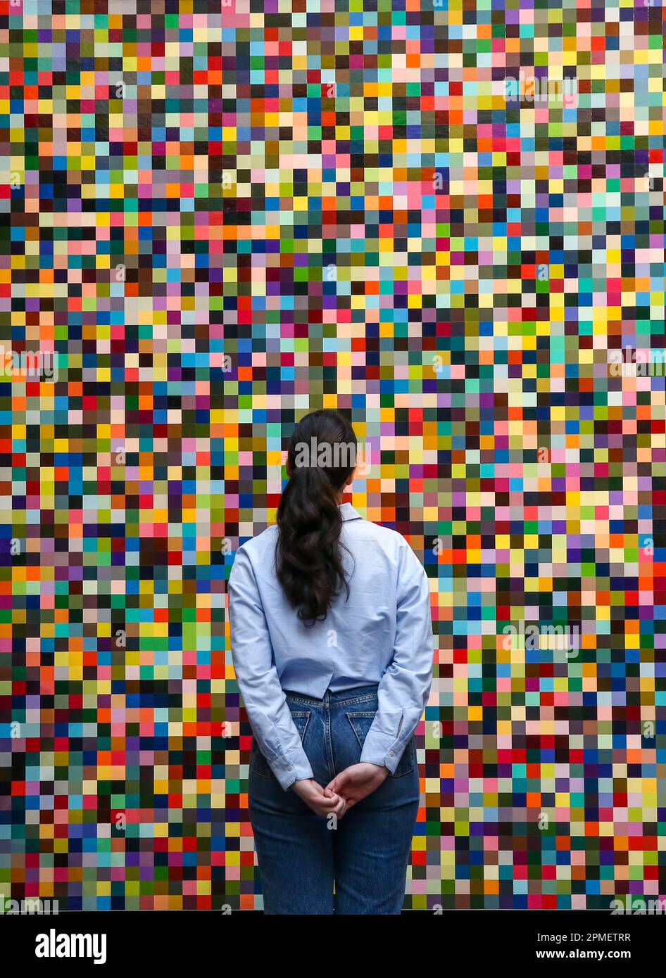 Londra, Regno Unito. 12th Apr, 2023. Il personale di Sotheby vede Gerhard Richter '4096 Farben' (1974) al Sotheby's di Londra, stimato tra i $18 e i $25 milioni di dollari, durante un'anteprima della May Sales Collection. L'asta della May Sales Collection avrà luogo a New York il 16 maggio 2023. Credit: SOPA Images Limited/Alamy Live News Foto Stock