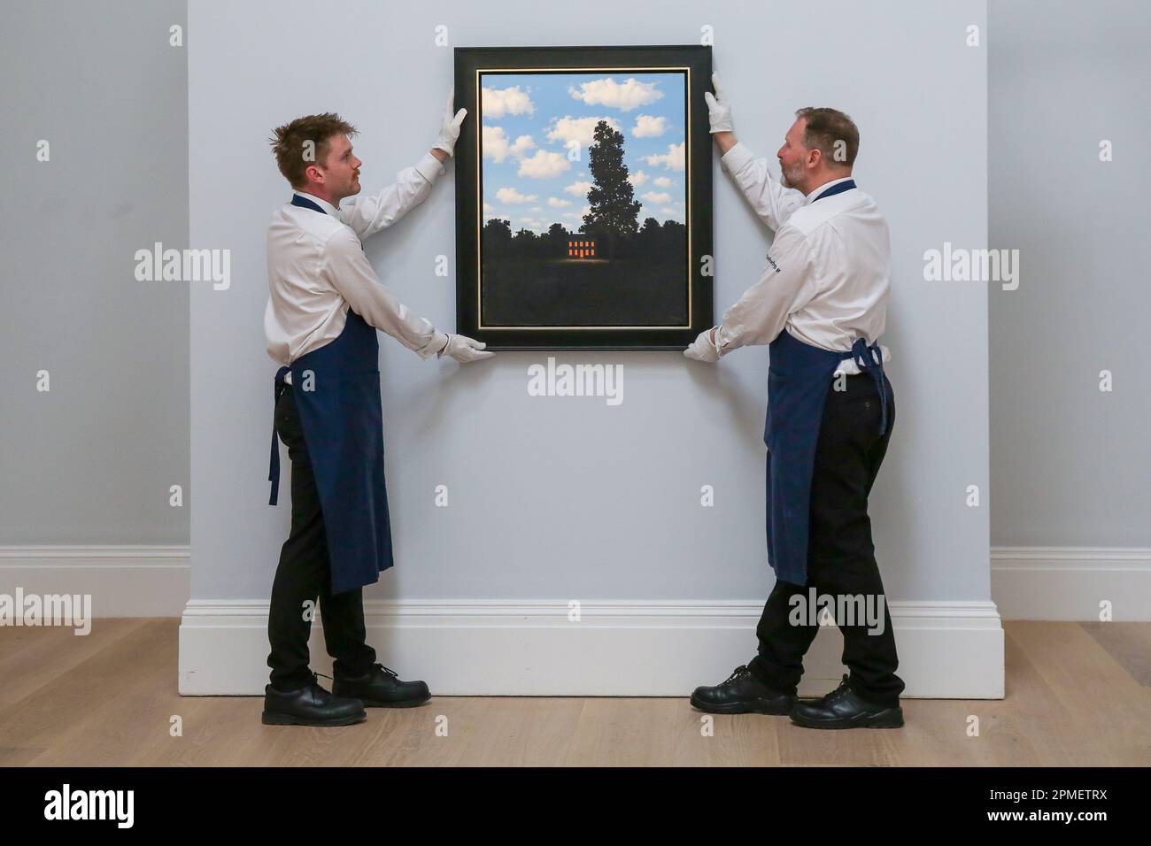 Londra, Regno Unito. 12th Apr, 2023. Lo staff di Sotheby ha tenuto l'Empire des lumieres di Rene Magritte (agosto - settembre 1951) al Sotheby's di Londra, stimato tra i $35 e i $45 milioni di dollari, durante un'anteprima della May Sales Collection. L'asta della May Sales Collection avrà luogo a New York il 16 maggio 2023. Credit: SOPA Images Limited/Alamy Live News Foto Stock