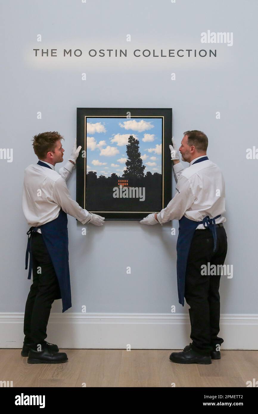 Londra, Regno Unito. 12th Apr, 2023. Lo staff di Sotheby ha tenuto l'Empire des lumieres di Rene Magritte (agosto - settembre 1951) al Sotheby's di Londra, stimato tra i $35 e i $45 milioni di dollari, durante un'anteprima della May Sales Collection. L'asta della May Sales Collection avrà luogo a New York il 16 maggio 2023. Credit: SOPA Images Limited/Alamy Live News Foto Stock