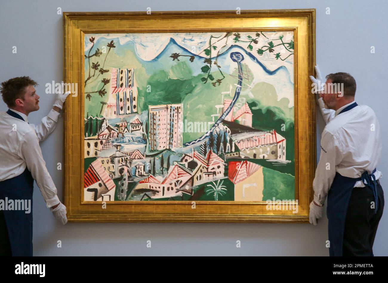 Londra, Regno Unito. 12th Apr, 2023. Il personale di Sotheby tiene il 'Paysage' di Pablo Picasso (4 maggio 1965) al Sotheby's di Londra, stimato tra i $7 e i $10 milioni di dollari, durante un'anteprima della May Sales Collection. L'asta della May Sales Collection avrà luogo a New York il 16 maggio 2023. Credit: SOPA Images Limited/Alamy Live News Foto Stock
