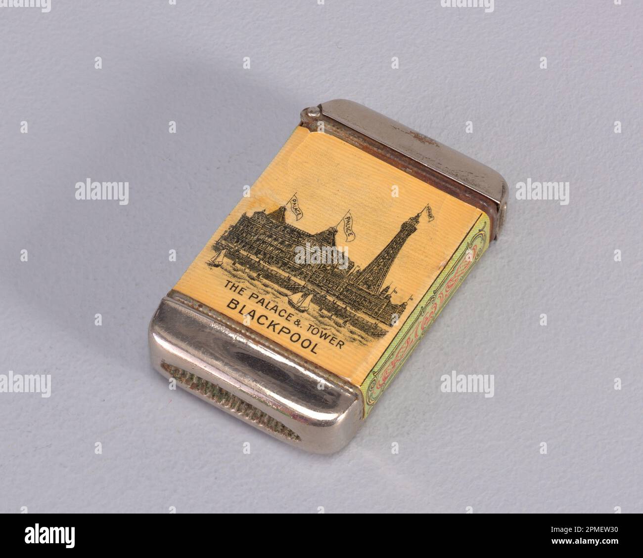 'Blackpool' Matchsafe; Inghilterra o Stati Uniti; metallo placcato, celluloide stampato; 5,9 x 3,7 x 1 cm (2 5/16 x 1 7/16 x 3/8 pollici) Foto Stock 'Blackpool' Matchsafe; Inghilterra o Stati Uniti; metallo placcato, celluloide stampato; 5,9 x 3,7 x 1 cm (2 5/16 x 1 7/16 x 3/8 pollici) Foto Stock