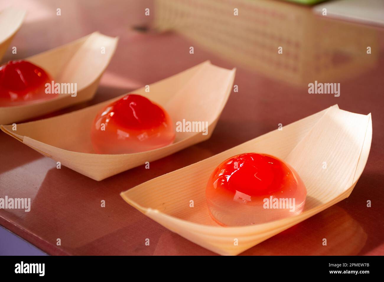 Mizu shingen gelatina trasparente mochi o torta all'acqua raindrop su tazza di foglia di bambù per i viaggiatori coreani acquistare mangiare nel locale negozio caffè a Gamcheon cultu Foto Stock