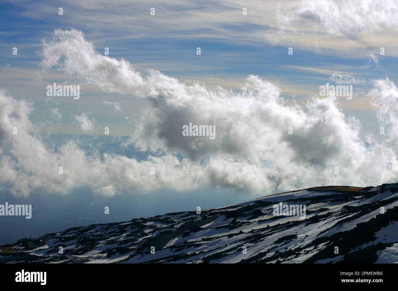 Sopra le drammatiche nuvole nel cielo dal Parco Nazionale dell'Etna, Sicilia, Italia Foto Stock