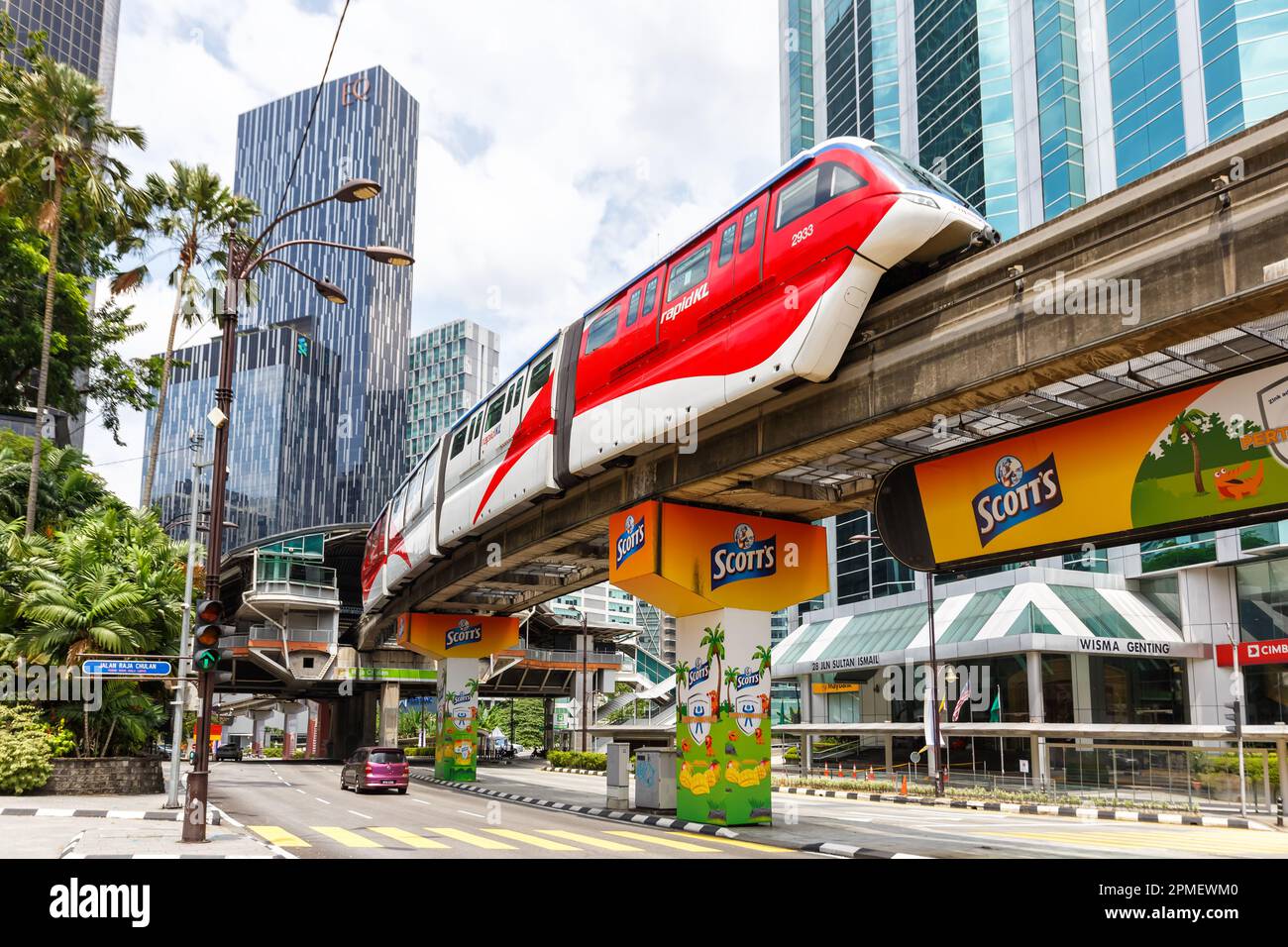 Kuala Lumpur, Malesia – 5 febbraio 2023: Treno monorotaia KL alla stazione di Raja Chulan, trasporto pubblico a Kuala Lumpur, Malesia. Foto Stock