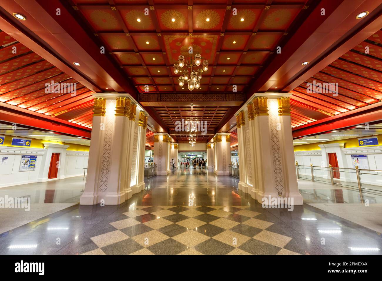 Bangkok, Thailandia – 13 febbraio 2023: Stazione della metropolitana della metropolitana Sanam Chai della linea blu MRTA a Bangkok, Thailandia. Foto Stock