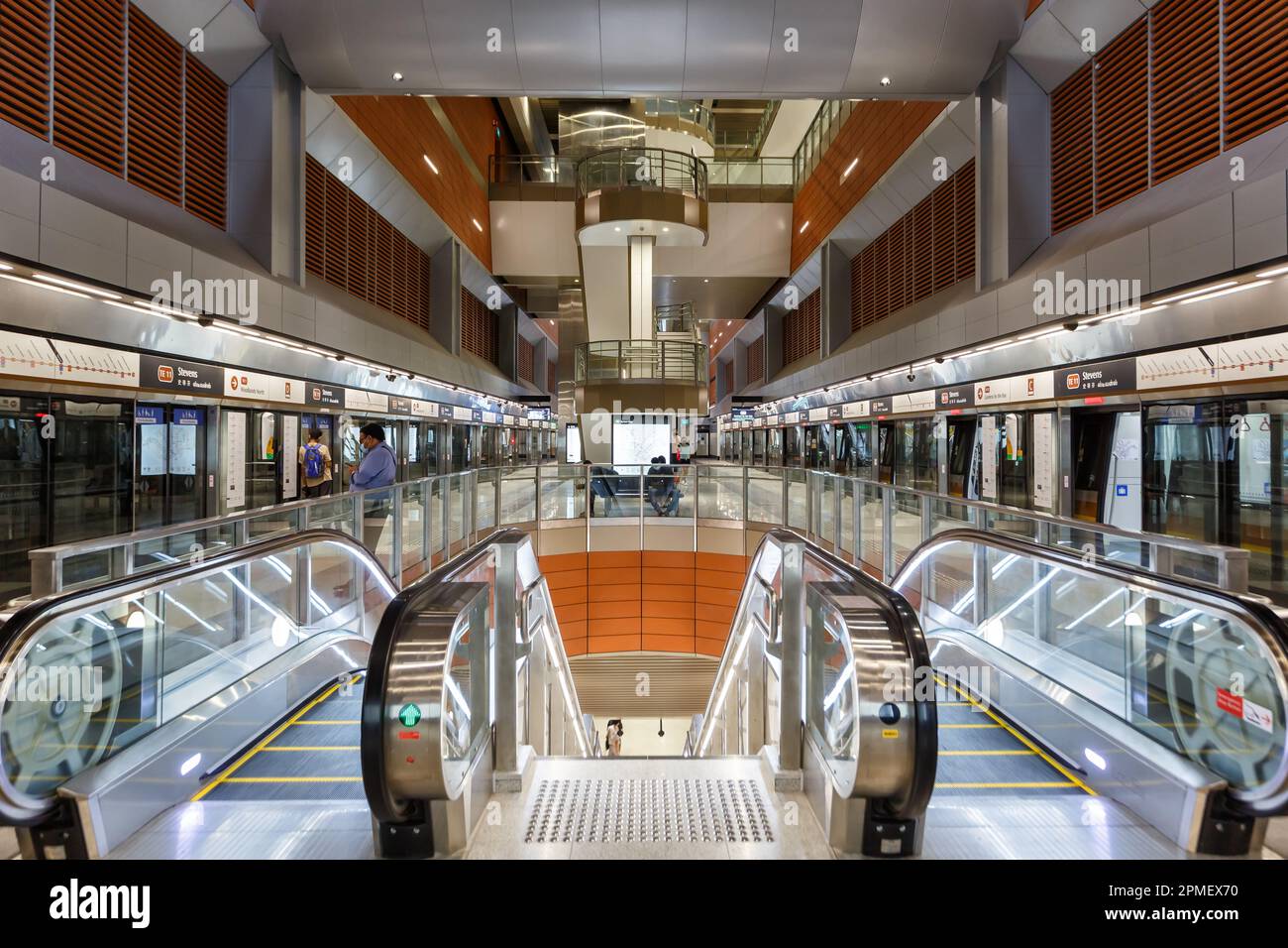 Singapore – 4 febbraio 2023: Stazione della metropolitana Stevens di Thomson East Coast Line trasporto pubblico a Singapore. Foto Stock