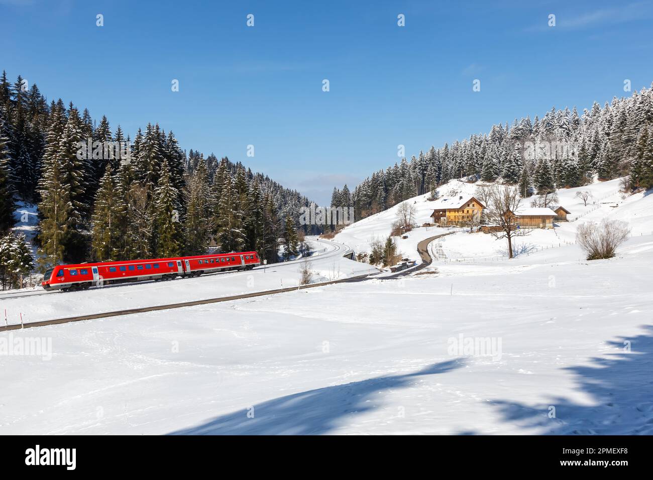 Oberstaufen, Germania – 28 febbraio 2023: Treno regionale della Deutsche Bahn DB Bombardier Transportation RegioSwinger in Baviera Oberstaufen, Germania. Foto Stock