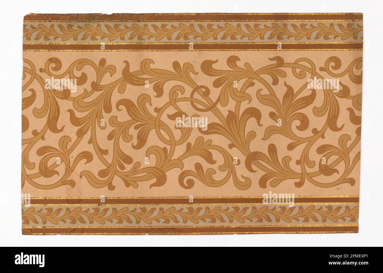Fregio; stampato a blocchi su carta da pioggia, scaglie di mica; 69 x 44,5 cm (27 3/16 x 17 1/2 pollici) Foto Stock