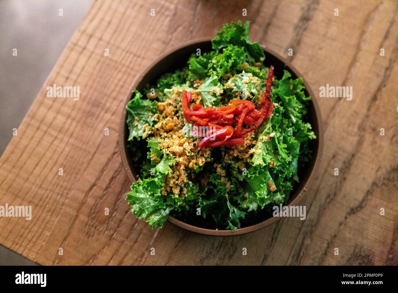 Insalata di sesamo Kale all'Ivan Mazemen, residenza pop-up dello chef ramen Ivan Orkin a Neighbourhood, Angel, Londra, Regno Unito Foto Stock