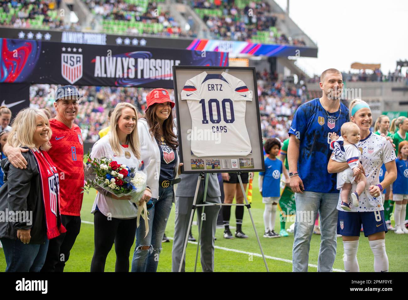 Austin, Stati Uniti. 08th Apr, 2023. Julie Ertz (8 Stati Uniti) festeggia con la sua famiglia 100 cappellini allo stadio Q2 di Austin, Texas, Stati Uniti (nessun utilizzo commerciale). (Elyanna Garcia/SPP) Credit: SPP Sport Press Photo. /Alamy Live News Foto Stock