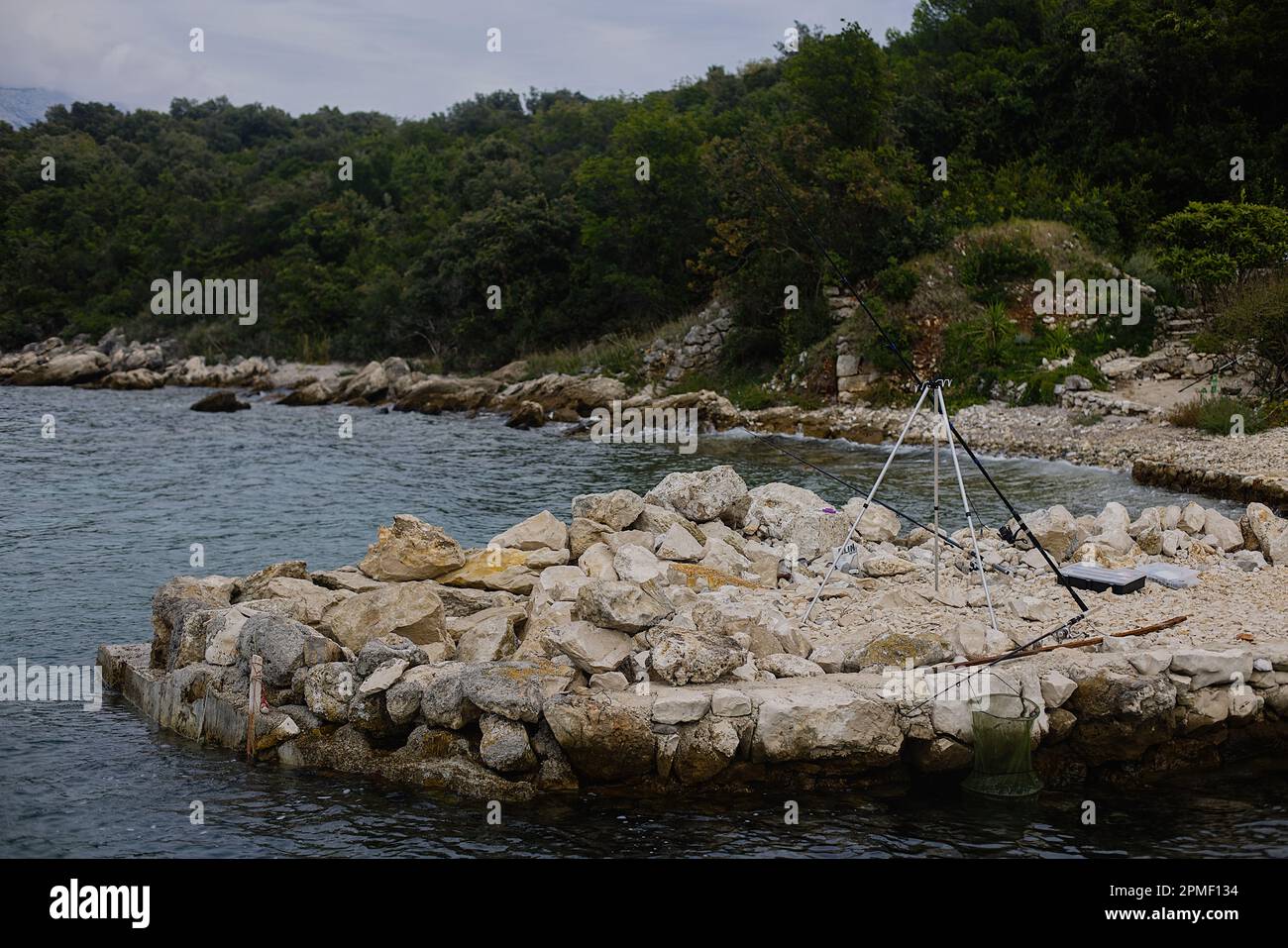 Canne da pesca nel Mare Adriatico sull'isola di Korcula nel sud della Croazia. Foto Stock