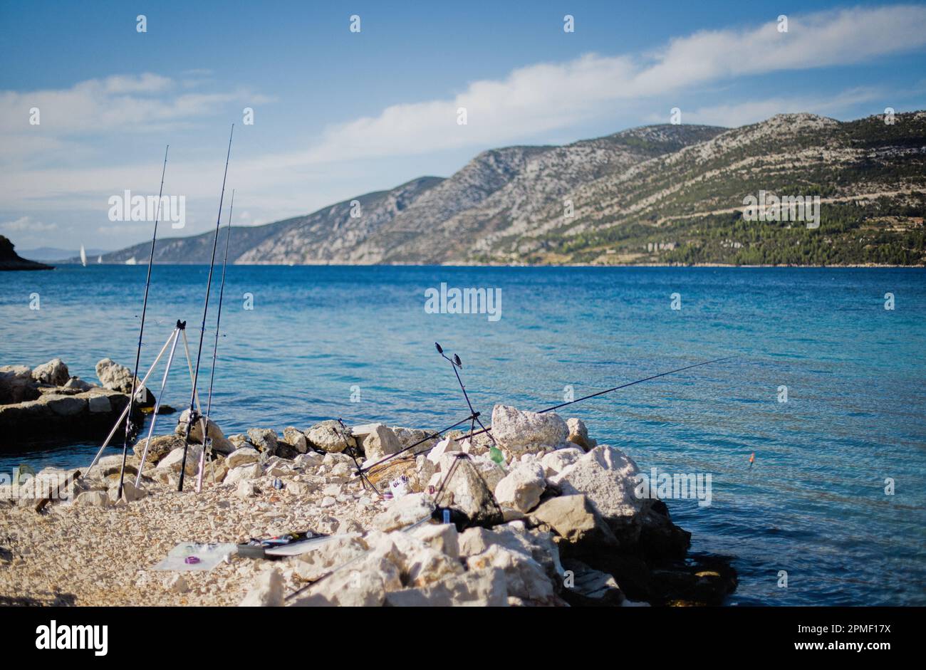 Canne da pesca nel Mare Adriatico sull'isola di Korcula nel sud della Croazia. Foto Stock