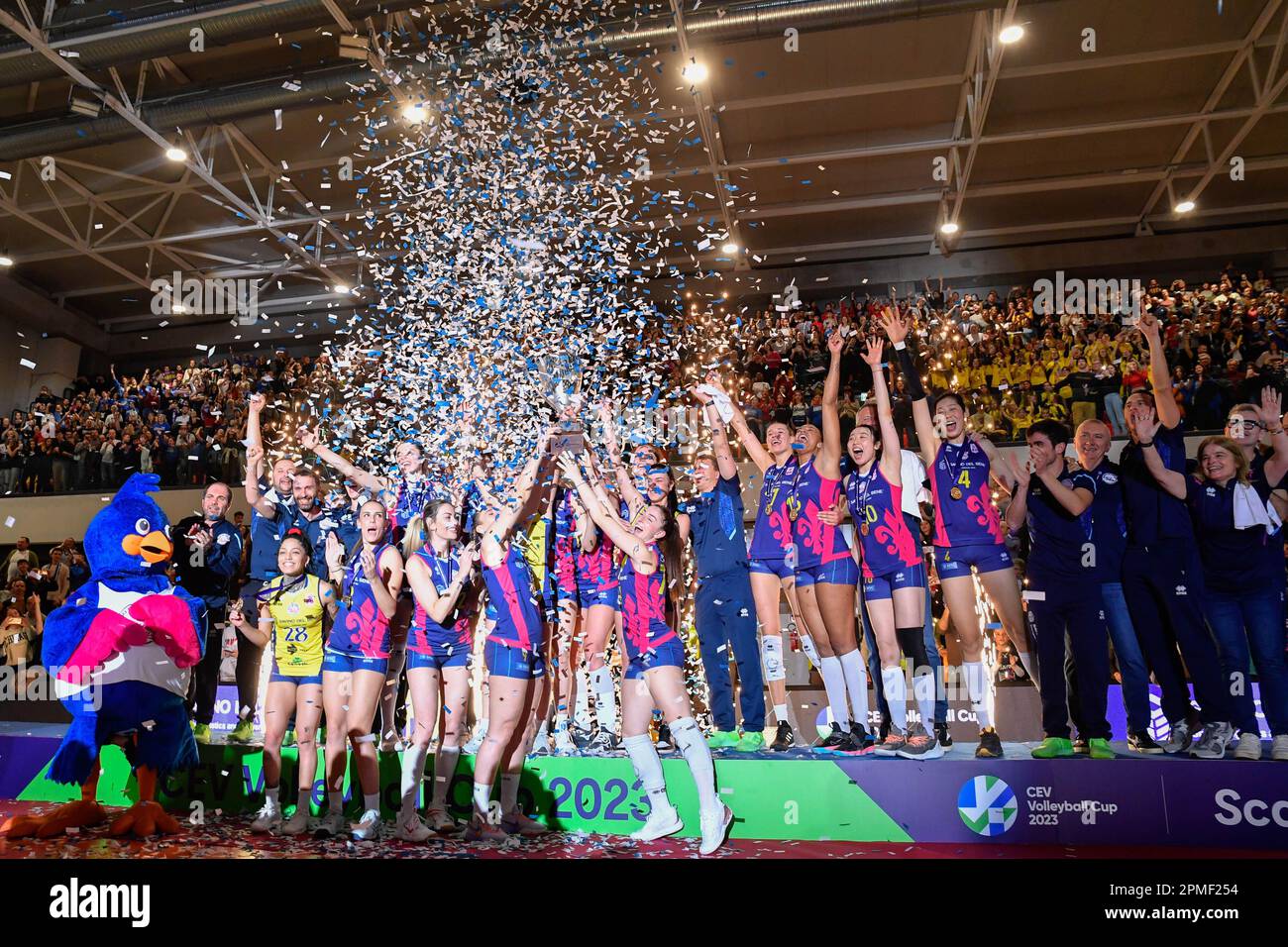 PalaWanny, Firenze, Italia, 12 aprile 2023, I giocatori di Savino del bene Scandicci festeggiano la vittoria della CEV Cup durante la finale - Savino del bene Scandi Foto Stock