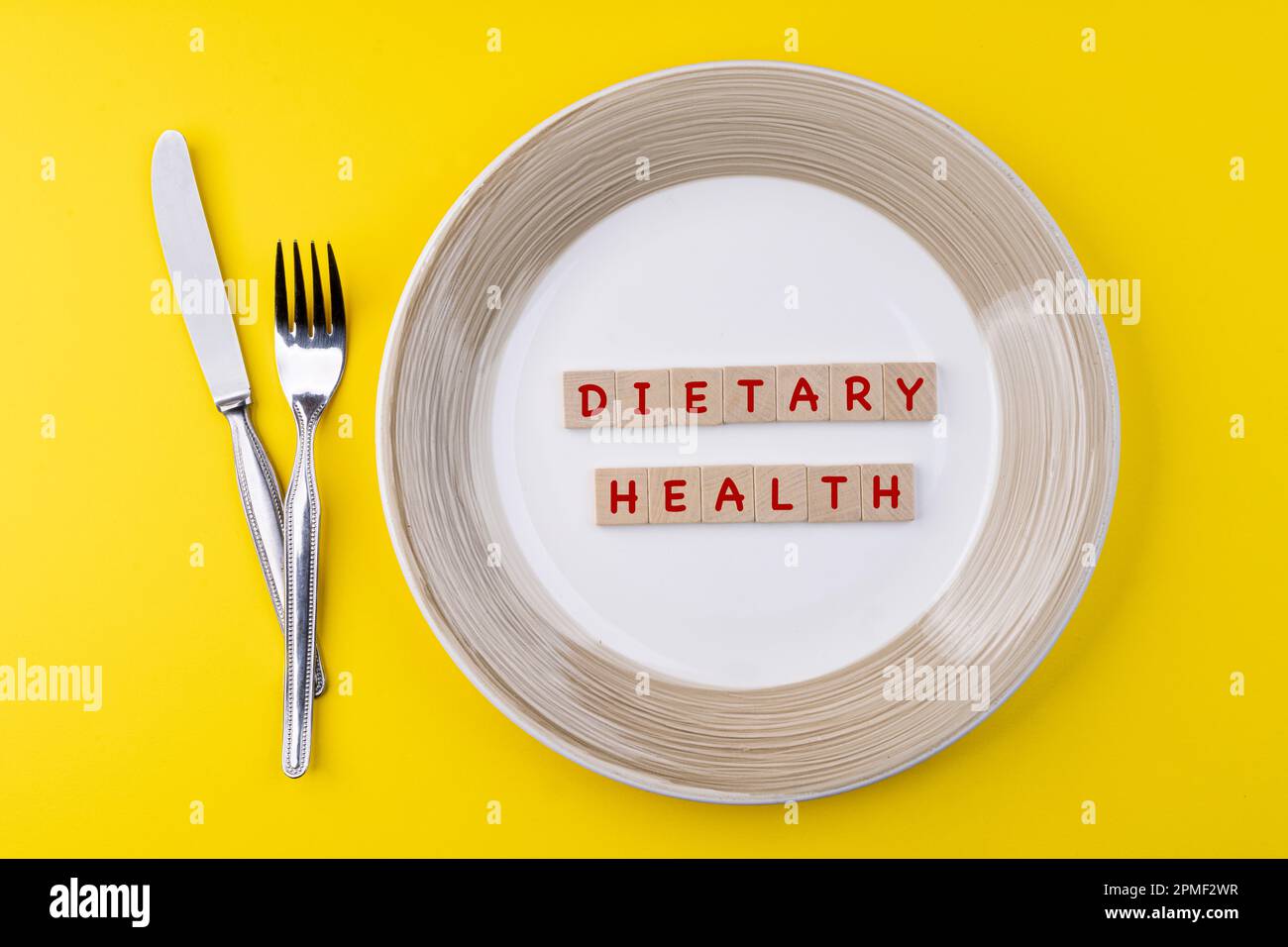 Posate e un piatto con l'iscrizione dietetica salute Foto Stock