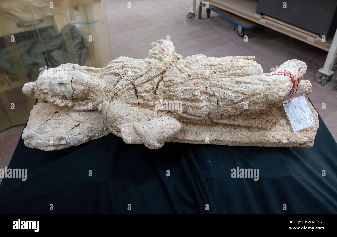 Das 1,20 Meter große Kalksteinrelief des Cautes, Begleiter des römischen Lichtgottes Mithras, liegt in der Werkstatt des Rheinischen Landesmuseums Tri Foto Stock