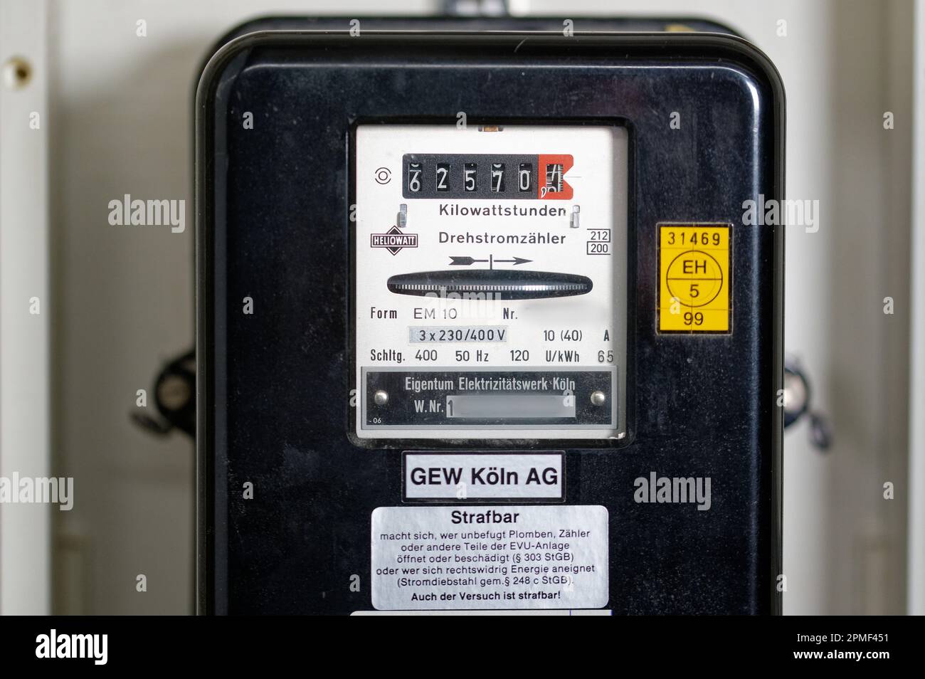 PRODUZIONE - 12 aprile 2023, Renania settentrionale-Vestfalia, Colonia: Un contatore elettrico mostra il consumo di energia. Sabato le ultime tre centrali nucleari in Germania saranno chiuse. (A dpa 'eliminazione di fase nucleare: L'alimentazione rimarrà sicura? L'elettricità diventerà più costosa?») Foto: Henning Kaiser/dpa - ATTENZIONE: Le persone sono state pixelate per motivi legali Foto Stock