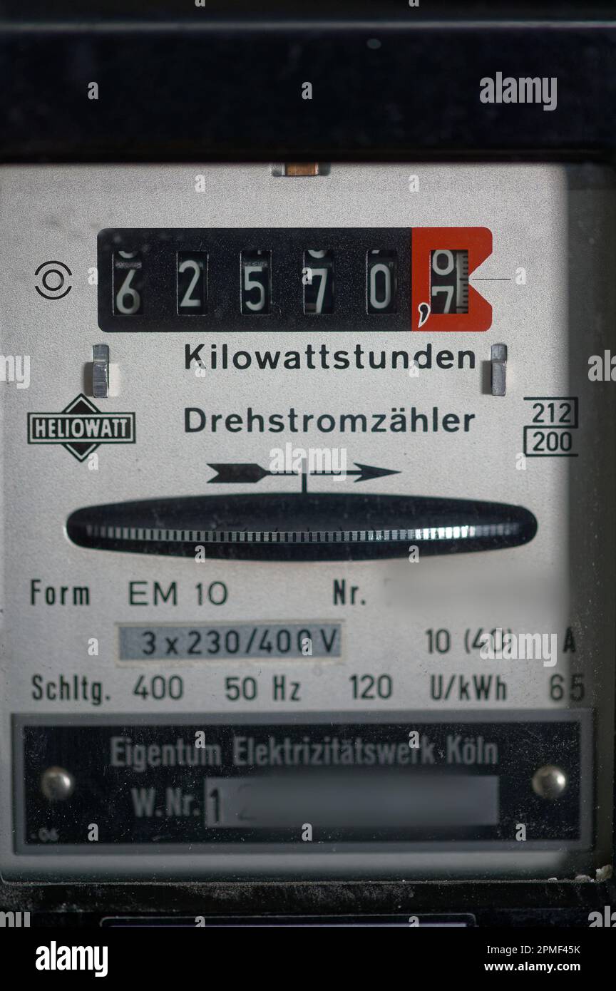 12 aprile 2023, Renania settentrionale-Vestfalia, Colonia: Un contatore elettrico mostra il consumo di energia. Sabato le ultime tre centrali nucleari in Germania saranno chiuse. (A dpa 'eliminazione di fase nucleare: L'alimentazione rimarrà sicura? L'elettricità diventerà più costosa?») Foto: Henning Kaiser/dpa - ATTENZIONE: Le persone sono state pixelate per motivi legali Foto Stock