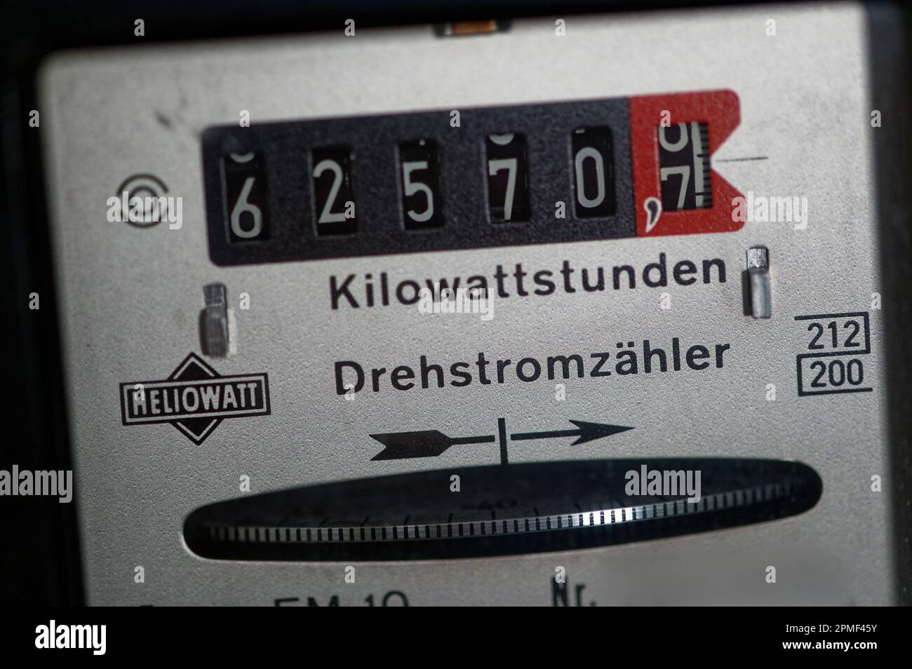 PRODUZIONE - 12 aprile 2023, Renania settentrionale-Vestfalia, Colonia: Un contatore elettrico mostra il consumo di energia. Sabato le ultime tre centrali nucleari in Germania saranno chiuse. (A dpa 'eliminazione di fase nucleare: L'alimentazione rimarrà sicura? L'elettricità diventerà più costosa?») Foto: Henning Kaiser/dpa - ATTENZIONE: Le persone sono state pixelate per motivi legali Foto Stock