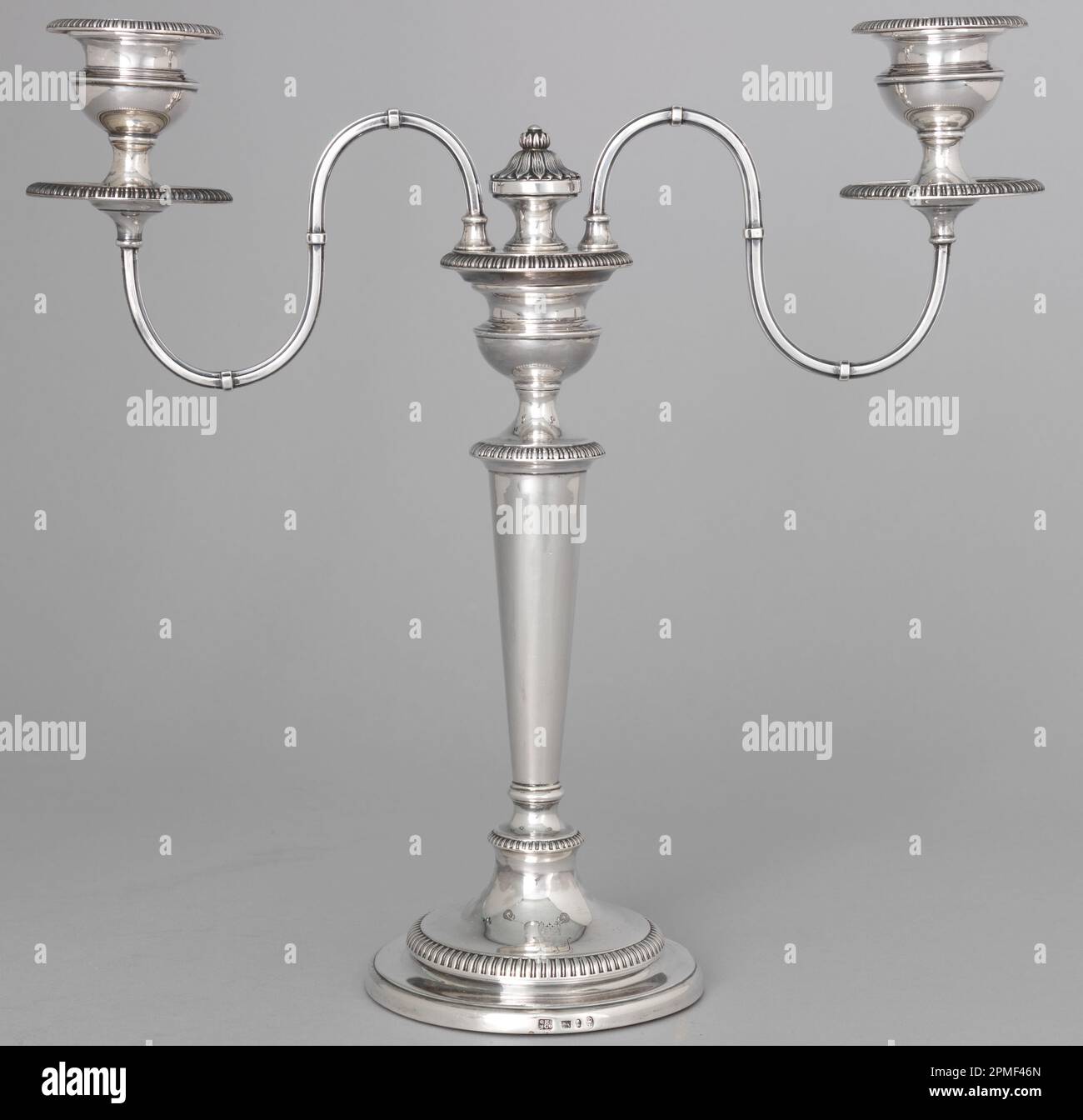 Candelabro (Inghilterra); argento; totale: 31,6 x 33 x 11 cm (12 7/16 x 13 x 4 5/16 pollici) Foto Stock