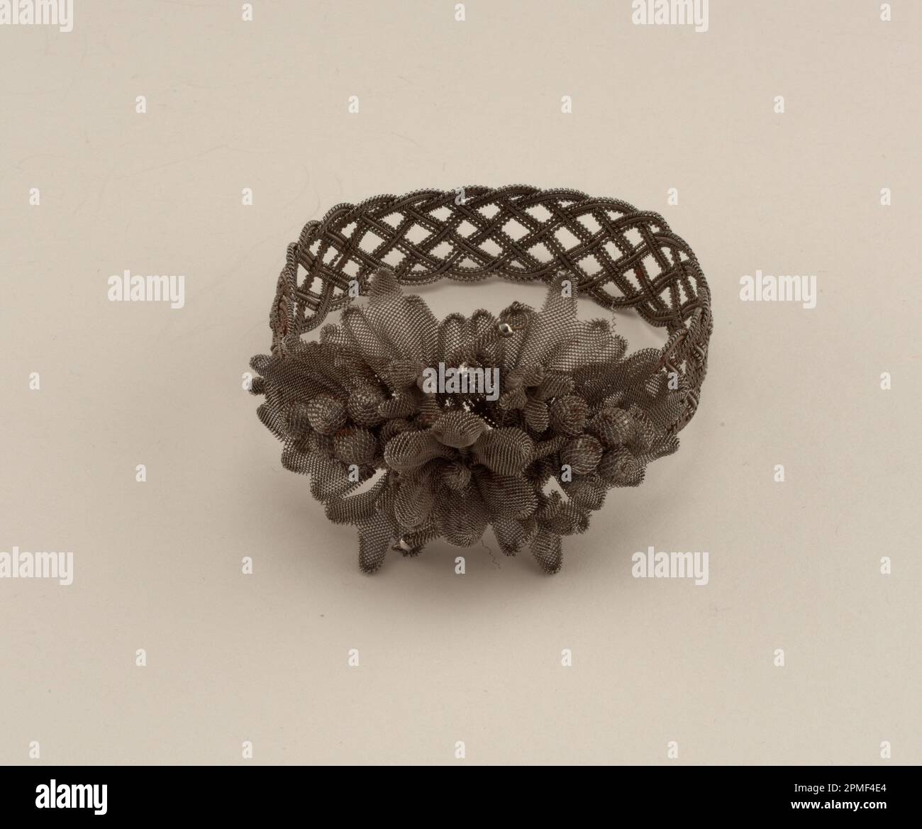 Bracciale in filo di acciaio bracciale; oro, filo di acciaio; tuta: 4 x 6,7 x 7,8 cm (1 9/16 x 2 5/8 x 3 1/16 pollici) Foto Stock Bracciale in filo di acciaio bracciale; oro, filo di acciaio; tuta: 4 x 6,7 x 7,8 cm (1 9/16 x 2 5/8 x 3 1/16 pollici) Foto Stock