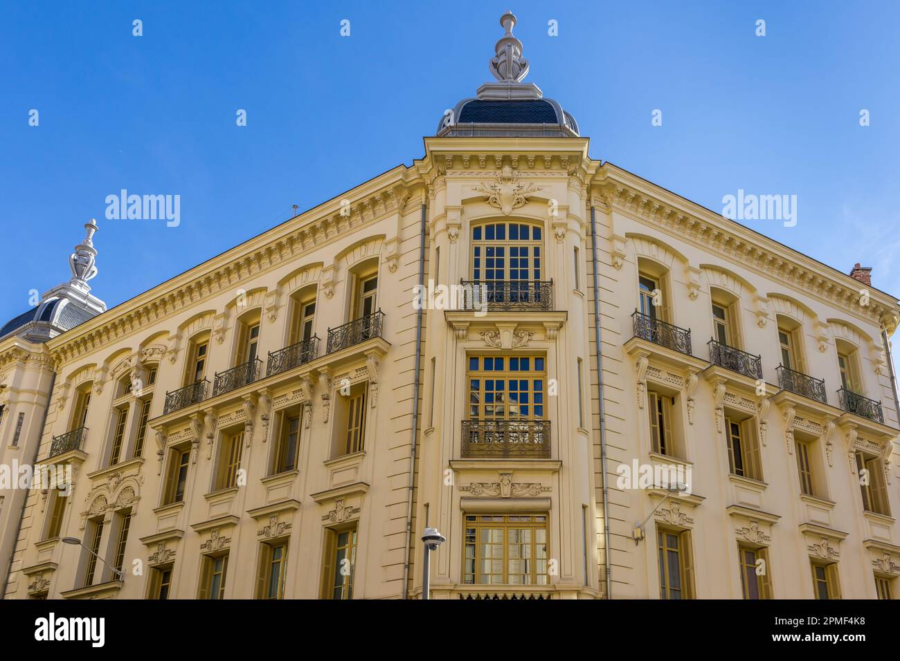 Facciata dell'edificio residenziale Belle Epoque, quartiere Gambetta, Nizza, Costa Azzurra, Francia, Europa Foto Stock