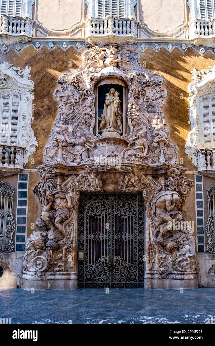 Spagna, Valencia, Palazzo del Marchese de Dos Aguas (stile barocco) che ospita il museo nazionale della ceramica González Martí, porta d'ingresso principale in alabastro del 18th secolo di Ignacio Vergara Gimeno Foto Stock